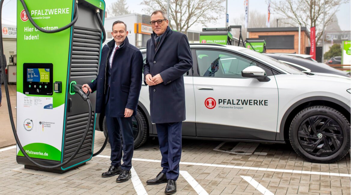 Besuch: Bundesminister Dr. Volker Wissing (li.)  mit Paul Anfang, Vorstandsmitglied der Pfalzwerke  | © Pfalzwerke / Alexander Grüber. 