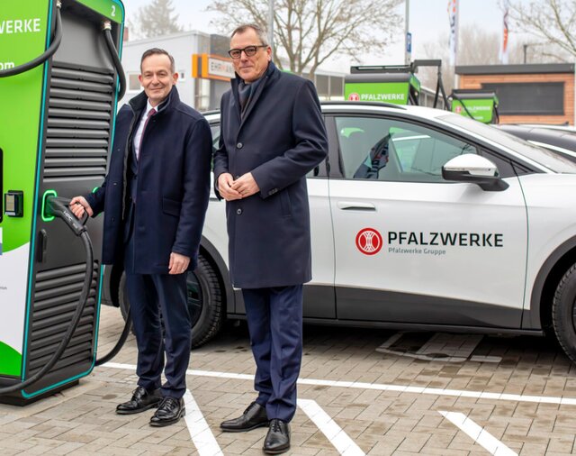 Besuch: Bundesminister Dr. Volker Wissing (li.)  mit Paul Anfang, Vorstandsmitglied der Pfalzwerke  | © Pfalzwerke / Alexander Grüber. 