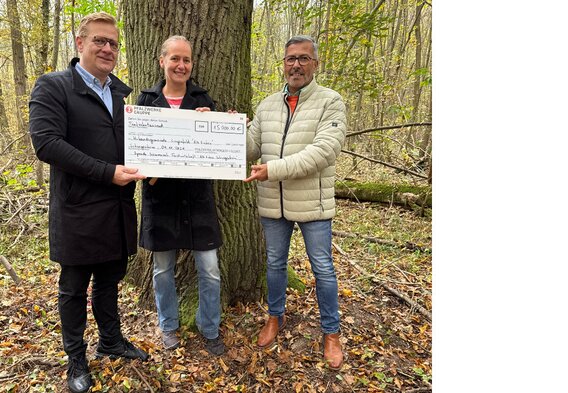 Bei der Spendenübergabe: Christian Schmitt (Key Account Manager, B2B), Cosima Lindemann (Vorsitzende NABU Rheinland-Pfalz) und Andreas Weber (Bürgermeister Schwegenheim).  | © PFALZWERKE AKTIENGESELLSCHAFT