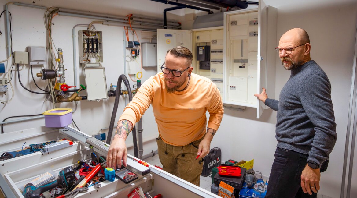 Peter Ermer (links) prüft, ob für die PV-Anlage der notwendige Platz im Sicherungsschrank vorhanden ist. | © Marc Wilhelm