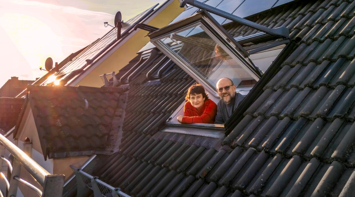 Alles bereit für den ersten Sonnenstrom − das Ehepaar Patz ist begeistert. | © Marc Wilhelm