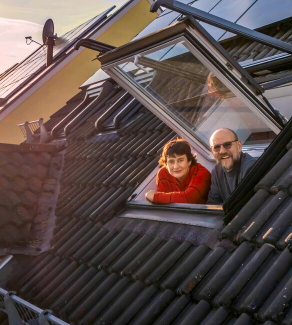 Alles bereit für den ersten Sonnenstrom − das Ehepaar Patz ist begeistert. | © Marc Wilhelm