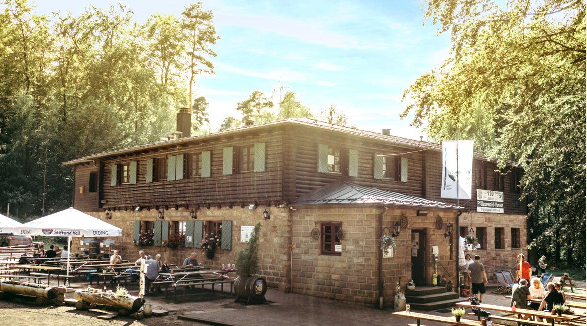 Das Waldhaus Lambertskreuz wurde1907 von der Ortsgruppe Lambrecht erbaut. Noch heute zieht das schön gelegene Rasthaus jährlich rund 30.000 Besucher an.  | © Pfälzerwald-Verein