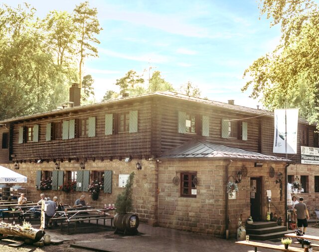 Das Waldhaus Lambertskreuz wurde1907 von der Ortsgruppe Lambrecht erbaut. Noch heute zieht das schön gelegene Rasthaus jährlich rund 30.000 Besucher an.  | © Pfälzerwald-Verein