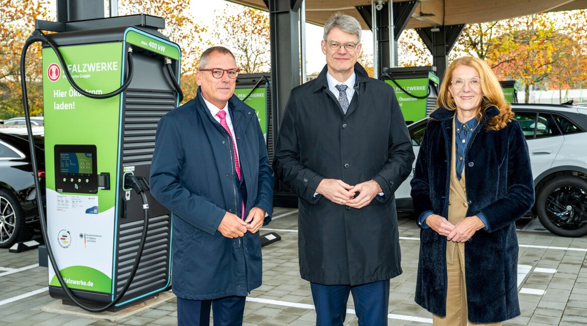 Paul Anfang, Vorstandsmitglied der Pfalzwerke, Patrick Schnieder, Bundesminister für Verkehr, und Petra Berg, Ministerin für Umwelt, Klima, Mobilität, Agrar und Verbraucherschutz und der Justiz, Saarland (v. l.). | © Pfalzwerke/Manuela Meyer