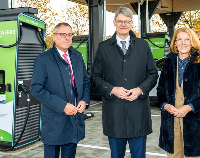 Paul Anfang, Vorstandsmitglied der Pfalzwerke, Patrick Schnieder, Bundesminister für Verkehr, und Petra Berg, Ministerin für Umwelt, Klima, Mobilität, Agrar und Verbraucherschutz und der Justiz, Saarland (v. l.). | © Pfalzwerke/Manuela Meyer