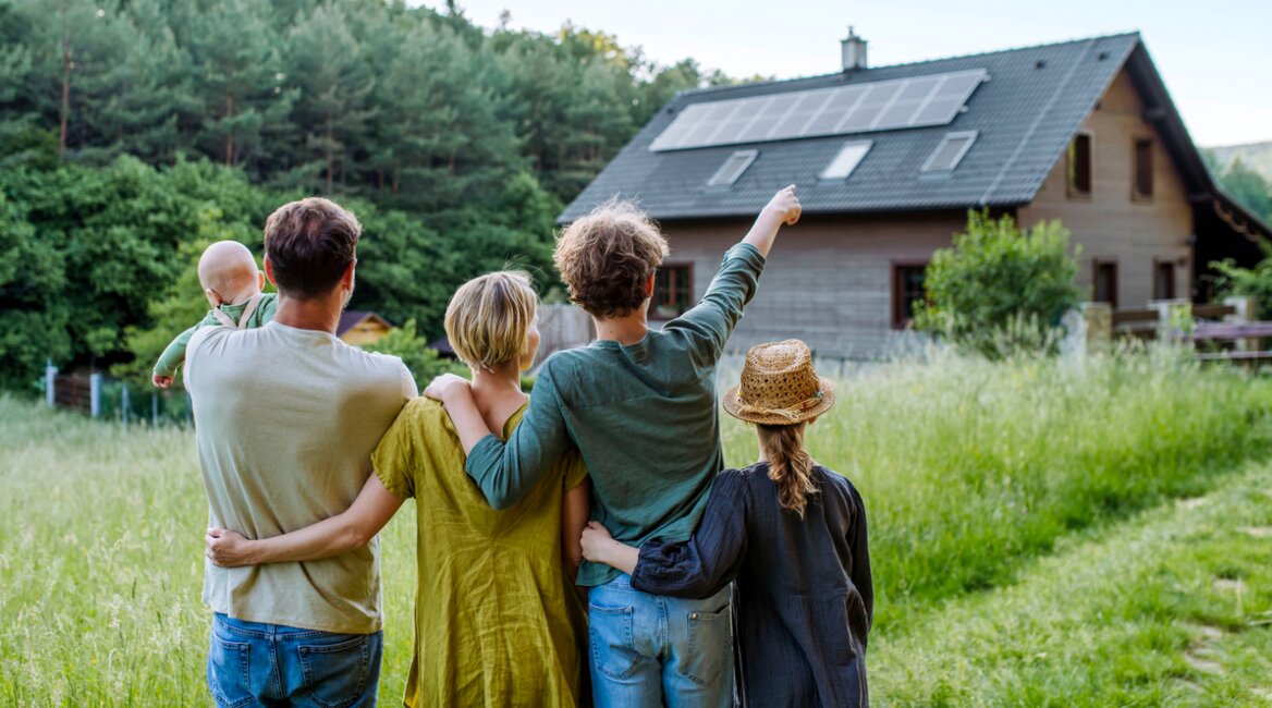 Finanzierung von erneuerbaren Energie- Projekten wird ohne Anfangskapital möglich. | © iStock_Halfpoint