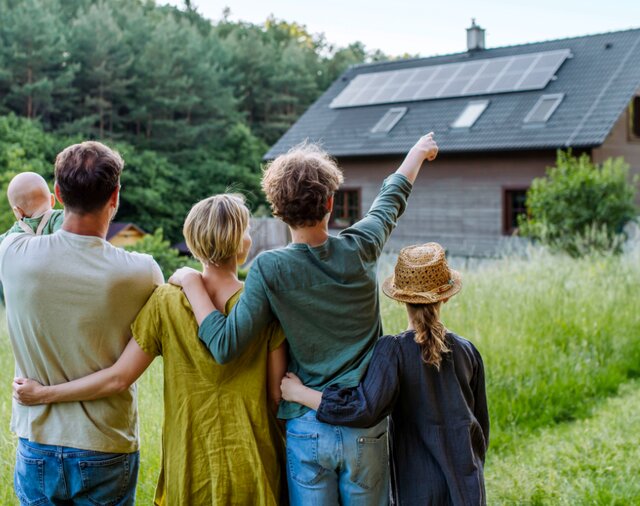 Finanzierung von erneuerbaren Energie- Projekten wird ohne Anfangskapital möglich. | © iStock_Halfpoint