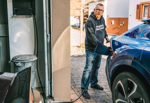 E-Mobilität: Oliver Specht lädt sein E-Auto über die Wallbox in der Garage.  | © Patrick Junker