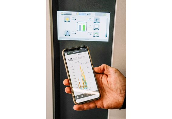 Transparenz:  Das Display am Stromspeicher oder die Smartphone-App geben Auskunft zu Stromverbrauch und -speicherung. | © Patrick Junker