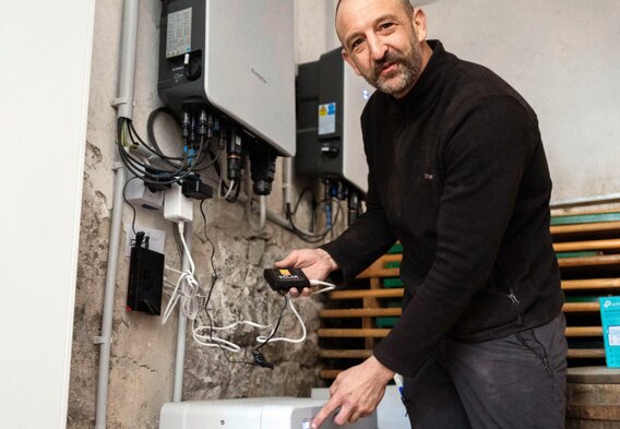 Gesamtkonzept Dazu gehören die Wallbox zum Laden des E-Autos, Speicher für überschüssigen Strom und ein  Energiemanager für die optimale Nutzung. | © Marc Wilhelm