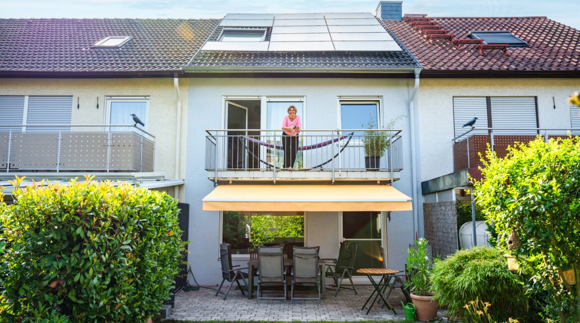Die Dachfläche von Brigitte Frischs Reihenhaus reicht für eine PV-Anlage aus, die sich für ihren Haushalt lohnt.  | © Marc Wilhelm