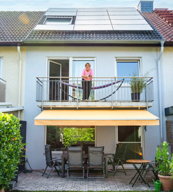 Die Dachfläche von Brigitte Frischs Reihenhaus reicht für eine PV-Anlage aus, die sich für ihren Haushalt lohnt.  | © Marc Wilhelm