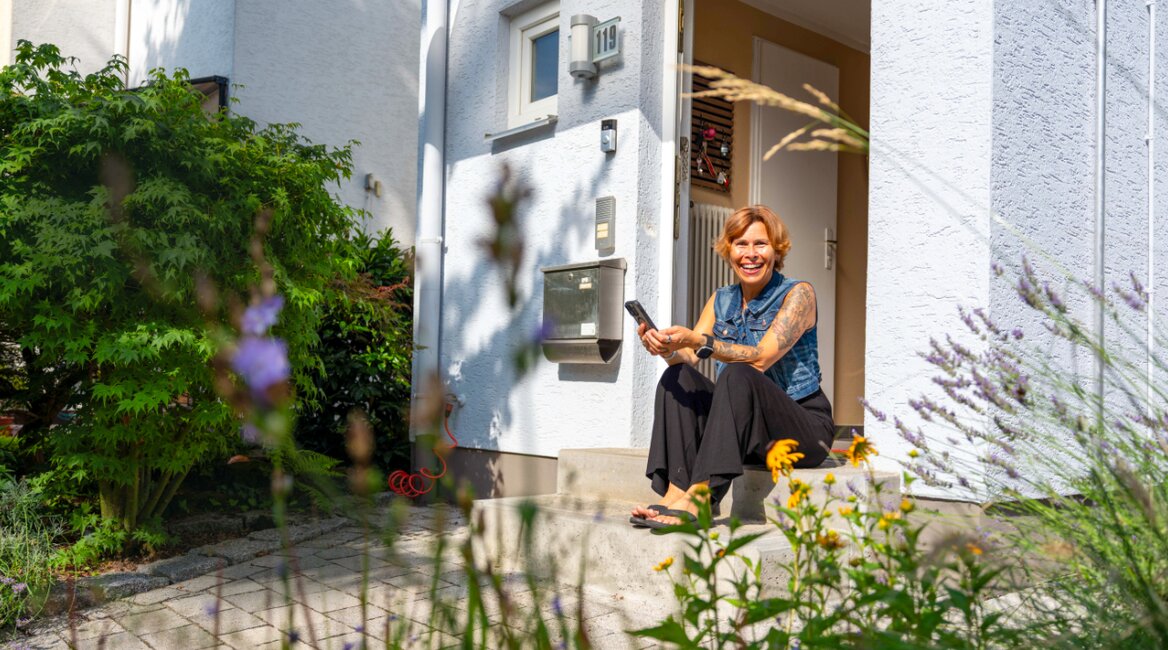 Brigitte Frisch kann per Smartphone kontrollieren, welchen Ertrag ihre Anlage gerade liefert.  | © Marc Wilhelm