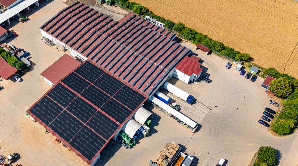 Die eigene PV-Anlage  versorgt Kühlgeräte  ebenso wie strombe- triebene Gabelstabler. | © Marc Wilhelm