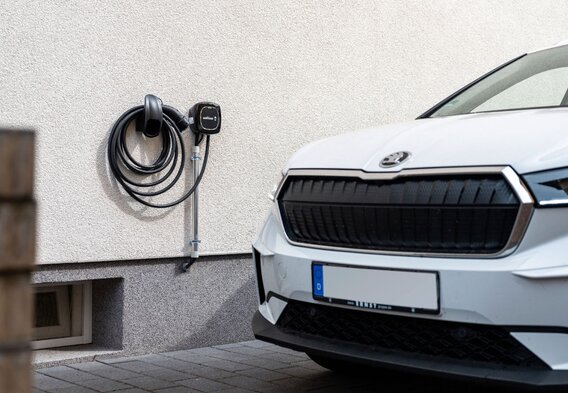E-Mobilität: Bei Ingo Hamel sorgt seit wenigen Monaten die Wallbox dafür, dass das neue E-Auto mit möglichst viel Solarstrom geladen wird. | © Marc Wilhelm