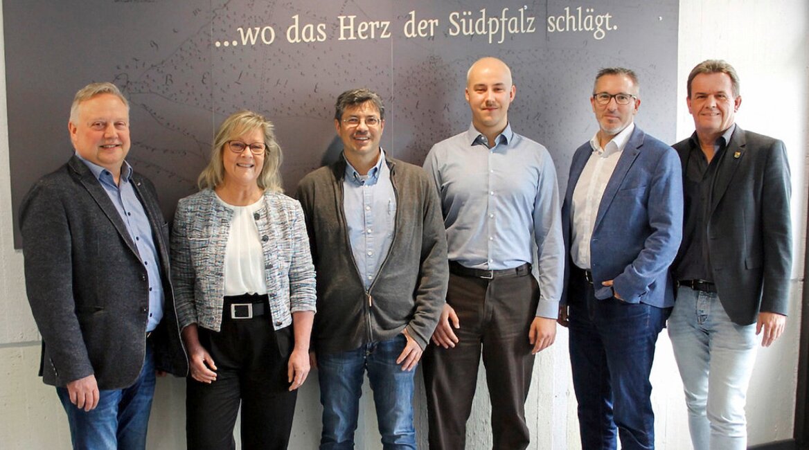 Startschuss in Bellheim (v.l.n.r): Volker Rüth (Teamleiter, Muth Engineering), Margit Pfundstein (Klimaschutzmanagerin), Jochen Renner (Bauabteilungsleiter), Thomas Wagner (Projektleiter, Muth Engineering), Thorsten Flick (Geschäftsführer, Muth Engineering), Gerald Job (Bürgermeister Verbandsgemeinde Bellheim) | © Verbandsgemeinde Bellheim