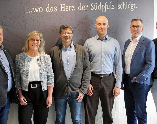 Startschuss in Bellheim (v.l.n.r): Volker Rüth (Teamleiter, Muth Engineering), Margit Pfundstein (Klimaschutzmanagerin), Jochen Renner (Bauabteilungsleiter), Thomas Wagner (Projektleiter, Muth Engineering), Thorsten Flick (Geschäftsführer, Muth Engineering), Gerald Job (Bürgermeister Verbandsgemeinde Bellheim) | © Verbandsgemeinde Bellheim
