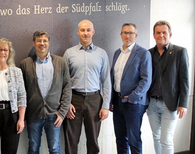 Startschuss in Bellheim (v.l.n.r): Volker Rüth (Teamleiter, Muth Engineering), Margit Pfundstein (Klimaschutzmanagerin), Jochen Renner (Bauabteilungsleiter), Thomas Wagner (Projektleiter, Muth Engineering), Thorsten Flick (Geschäftsführer, Muth Engineering), Gerald Job (Bürgermeister Verbandsgemeinde Bellheim) | © Verbandsgemeinde Bellheim