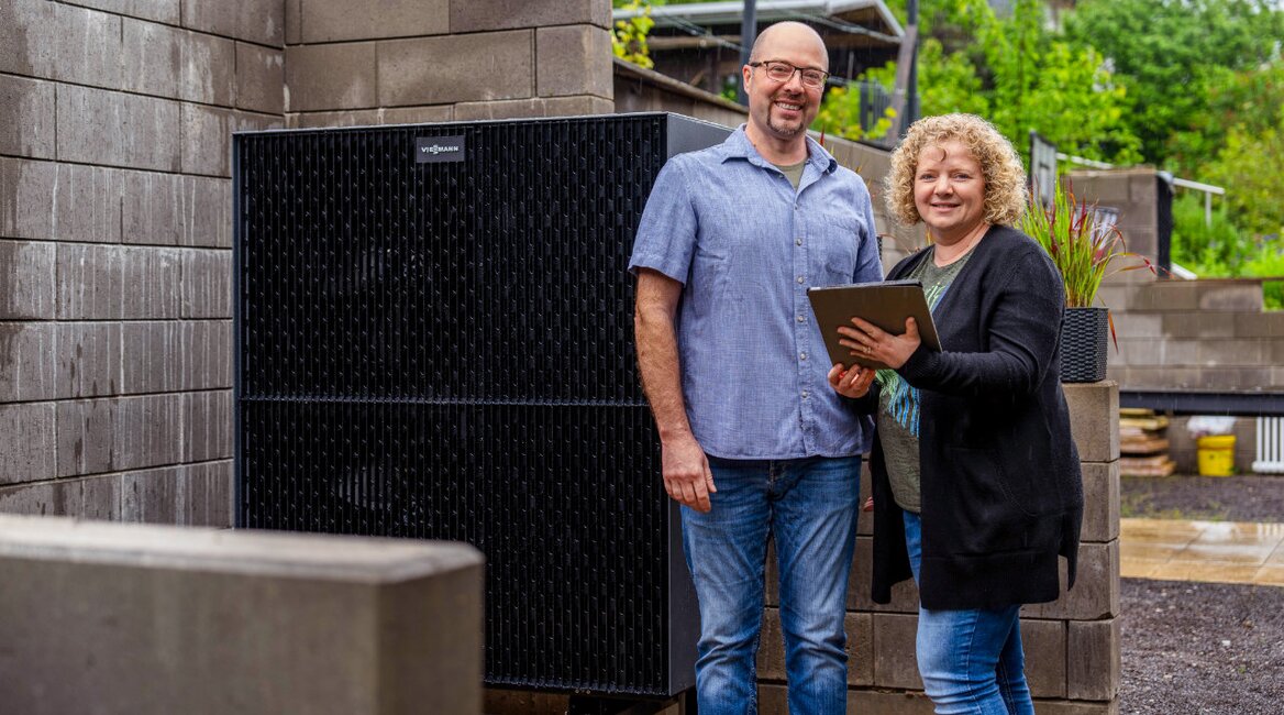 Zufrieden: Innerhalb von drei Tagen installierten die Pfalzwerke bei Tanja und Robert Gasner eine neue Wärmepumpe, die sie bequem per App steuern können. | © Marc Wilhelm