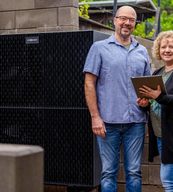 Zufrieden: Innerhalb von drei Tagen installierten die Pfalzwerke bei Tanja und Robert Gasner eine neue Wärmepumpe, die sie bequem per App steuern können. | © Marc Wilhelm