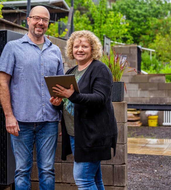 Zufrieden: Innerhalb von drei Tagen installierten die Pfalzwerke bei Tanja und Robert Gasner eine neue Wärmepumpe, die sie bequem per App steuern können. | © Marc Wilhelm