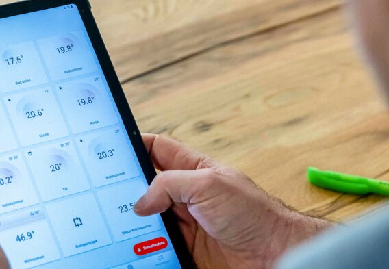Regelung: Damit es Till und Ronja beim Spielen auch sicher warm genug ist, können die Gasners die Thermostate einzeln per App einstellen.  | © Marc Wilhelm