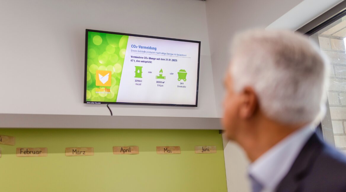 Auf einen Blick:  Peter Christ sieht auf dem Monitor der Grundschule jederzeit den Ertrag der PV-Anlage.  | © Marc Wilhelm
