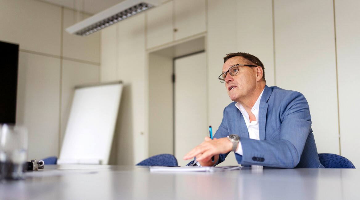 Engagiert: Joachim Schädler hat die Bedürfnisse von Kommunen und  Bürger*innen im Blick – das geht weit über die Stromversorgung hinaus.  | © Marc Wilhelm