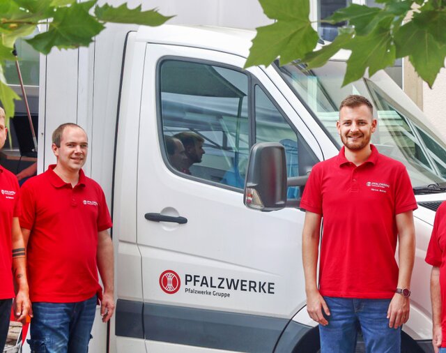 Mitarbeiter | © Rolf Uhrig Mitarbeiter der Pfalzwerke vor einem Transporter. | © Rolf Uhrig