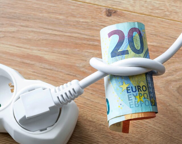 Stromverbrauch | © shoot / i-stock Man sieht einen 20-Euro-Schein, der an einem Stromkabel verknotet ist. | © shoot / i-stock