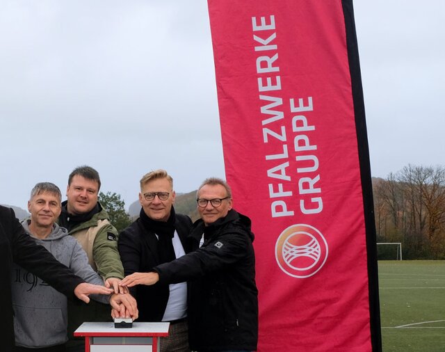 Feierliche Inbetriebnahme in Reichenbach: (v.l.) 1. Ortsbeigeordneter Günter Albrecht, Rainer Schanné (Vorstand Verwaltung VFB Reichenbach), Mark Rheinheimer (Vorstand Fußball VFB Reichenbach), Christian Schmitt (Pfalzwerke) und Thomas Hawener (Finanzverantwortlicher VFB Reichenbach) Feierliche Inbetriebnahme in Reichenbach: (v.l.) 1. Ortsbeigeordneter Günter Albrecht, Rainer Schanné (Vorstand Verwaltung VFB Reichenbach), Mark Rheinheimer (Vorstand Fußball VFB Reichenbach), Christian Schmitt (Pfalzwerke) und Thomas Hawener (Finanzverantwortlicher VFB Reichenbach)