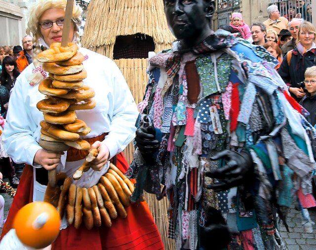 Traditionell findet in Forst das Hansel-Fingerhut-Spiel statt | © Brauchtumsverein Forst Traditionell findet in Forst das Hansel-Fingerhut-Spiel statt | © Brauchtumsverein Forst